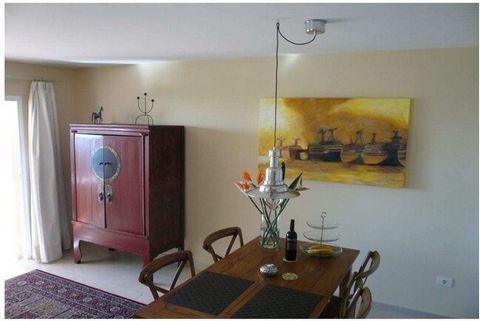 L'appartement pour 2 personnes, meublé avec une grande attention aux détails, se compose d'un grand salon-salle à manger avec kitchenette et d'une terrasse avec une vue spectaculaire sur l'Atlantique. La chambre offre une très belle vue sur la cour d...