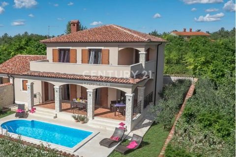 VODNJAN, DIVŠIĆI, HAUS ZU VERKAUFEN MIT SCHWIMMBAD Eine Villa zum Verkauf in der Nähe von Vodnjan, die letzte in einer Reihe, mit freiem Blick auf die Natur und die istrische Landschaft. Das Haus ist auf einer Seite durch eine Garage mit einer andere...