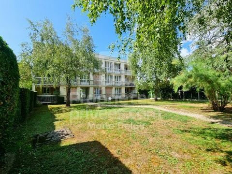 Discover this recently renovated studio with its separate kitchen ideally located between the Loire and the city center! On the first floor of a residence without elevator, it has an entrance with cupboard, a bathroom with toilet, a main room facing ...