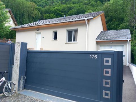 magnifique villa située à Rognais, proche d’Albertville, en direction des grandes stations de Savoie, offre une opportunité rare d'acquérir une propriété exclusive