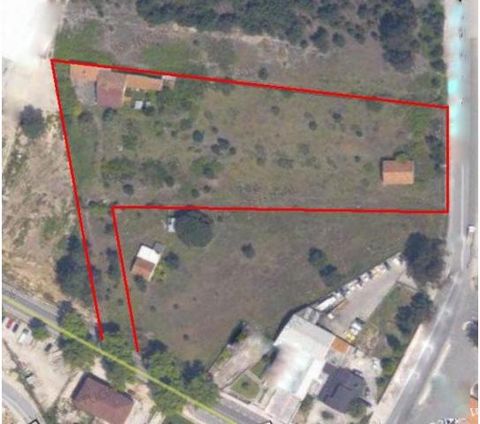 Located in Santo Onofre. Industrial lot, in the parish of Santo Onofre, for sale, price €400000.00, total area 8000sqm, with viability of construction 4000sqm. Near the beach, public transport, green spaces, motorway, Industrial zone, restaurant. Dir...