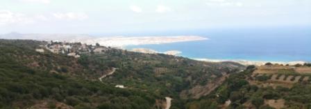 Koutsoulopetres, Roussa Ekklisia, Sitia: Terrain de 9700m2 avec 110 olives et un vignoble. L'eau et l'électricité sont à proximité. Le terrain bénéficie de belles vues sur le village, les montagnes et la mer. Enfin, la parcelle est située à seulement...