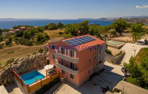 House with apartments for sale (528 sq.m.), situated in a quiet area in Podstrana, only 350 m from the sea. It stands on the plot of 554 sq.m. and offers gorgeous sea views. It spreads over three floors and consists of three apartments. Ground floor ...