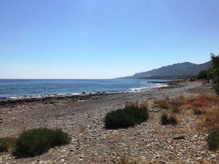 Koutsouras, Makrigialos : Deux appartements partiellement finis au premier et au rez-de-chaussée, juste à côté de la mer. L'appartement au rez-de-chaussée fait 55m2. Il se compose d'une chambre, d'un coin salon-cuisine ouvert et d'une salle de bains....