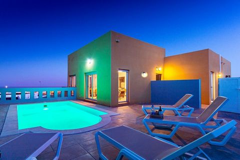 Magnifique villa à Castillo / Caleta de Fuste extrêmement lumineuse et moderne avec une vue splendide sur l’océan. Il est équipé de tout le confort, comme un beau jardin avec une belle piscine illuminée, pour profiter de moments inoubliables. C’est d...
