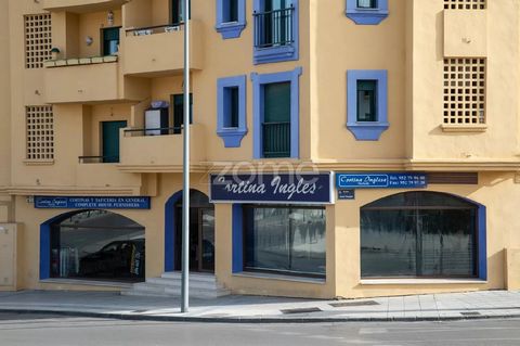 Identificação do imóvel: ZMES506634 OPPORTUNITY FOR INVESTORS!!!!!!!!!! Large commercial premises on the Boulevard of San Pedro de Alcántara, Marbella for any type of business.161 m² and with open spaces is a corner with a lot of traffic and 16 linea...