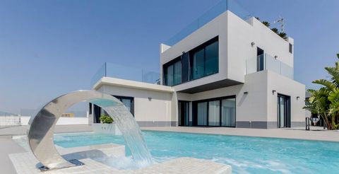 Siamo in soggezione di questa lussuosa villa di nuova costruzione situata nell'esclusiva e ricercata zona di Dehesa de Campoamor con vista mozzafiato sul mare e sulla pineta dalla sua posizione elevata. Una villa privata con terrazza, giardino, pisci...