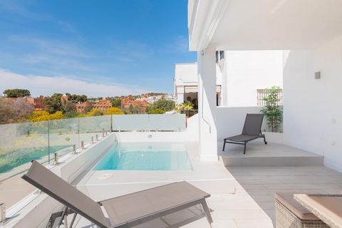 Cette belle villa avec piscine privée, située à Marbella et donnant sur la forêt, accueille 8+2 personnes. L'extérieur de la propriété est idéal pour profiter du climat méridional. Il ne fait aucun doute que la star du spectacle sera la piscine privé...