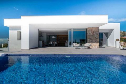 Pure Design is een villa in eigentijdse stijl, met een puur en elegant ontwerp, met een distributie gericht op de zee en het licht van de Middellandse Zee dringt het interieur van het huis binnen, met open dagruimtes waarin de keuken aansluit op de w...