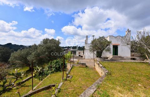 PUGLIA. Ostuni HOUSE FOR SALE Coldwell Banker offers for sale, exclusively, a charming villa to be restored on the hills of Ostuni. The property consists of a living room with fireplace, with access to the veranda, hallway with bathroom and two bedro...