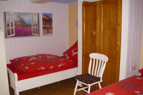 Cet appartement joliment meublé est situé dans la région de la forêt noire de Bernau Im Schwarzwald. Il repose près du domaine skiable de Feldberg et dispose d'un balcon pour profiter de la vue sur les environs. Une famille ou un groupe de 4 peut res...