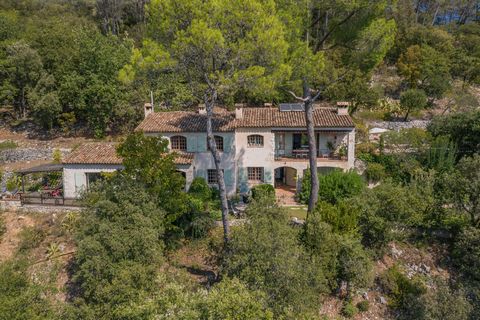 Provencal villa nestled in the forest of La Colle sur loup. Currently divided into 2 apartments : a 2 bedroom apartment and a 3 bedroom apartment, the house enables a family to have 2 generations with maximum intimacy or it is easily transformable in...