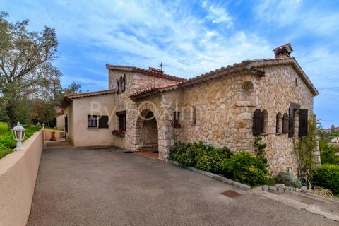 On the Côte d'Azur, in VILLENEUVE LOUBET in a residential area, in absolute calm while being close to all amenities. You will be seduced by the authentic charm of this stone villa, its character, its beautiful sea view, its many possibilities, its br...