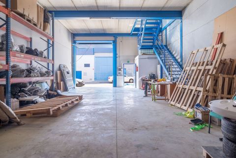 Industrial warehouse for sale in full operation with a total area of 243 mtrs2 distributed as follows: a diaphanous ground floor with a fairly large access area, stairs and a toilet. The upper floor with 121mtrs2 an area for stairs and an open space ...