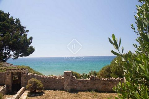 This unique property is located on the seafront of Tarragona, a few minutes from the city centre with direct access to the sea and one of the most exclusive coves of the city. It is located in a natural environment and with lush Mediterranean vegetat...