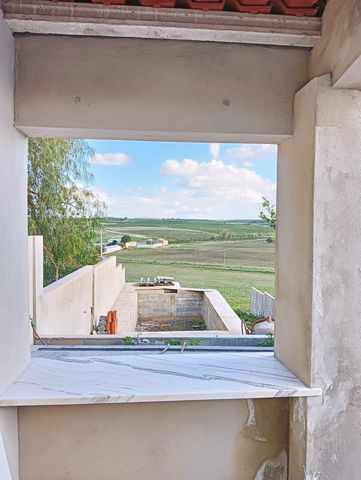Enjoy the serenity and beauty of the Alentejo countryside in this charming 2+2 bedroom house, which offers a stunning view of the surrounding countryside. Situated in a tranquil location, this property is a unique opportunity to create the home of yo...