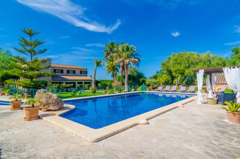 Welcome to this beautiful villa located in Son Mesquida. It sleeps up to 10 people. The beautiful exteriors offer a large garden with fruit trees, a fenced chlorine pool with dimensions of 12 x 7 m and a depth ranging from 0.8 to 2.8 m, six sunbeds, ...