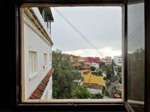 Terrera house to renovate in El Madroñal de Santa Brígida. The house is distributed over three levels, street floor, roof and basement or warehouse. On the ground floor we find a living room, three good-sized bedrooms, a kitchen, as well as the stair...