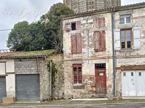Kevin Da Costa exclusively offers you this stone town house of approximately 115 m2 to be completely renovated. Only 8km from Sainte-Livrade-sur-Lot, 18km from Villeneuve sur Lot, 40km from Agen. This property includes 4 rooms on 3 levels of 48m2 on ...