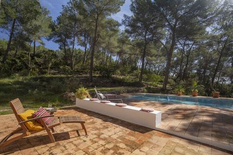 This unique holiday home has both an authentic and contemporary look and is very attractively furnished. Here, you can enjoy absolute rest and privacy. Feel like some action? Within 20 minutes you'll be at the beach and at the city of Ibiza. Of cours...