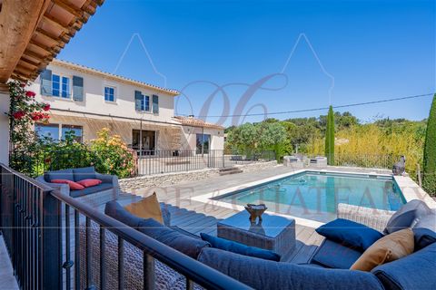 Near Avignon, on the heights of the village of Pujaut, come and discover this magnificent contemporary villa of 189 m2 on 1500 m2 of enclosed and landscaped land. You can have on the ground floor a large living space of 72.5 m2 composed of a living r...
