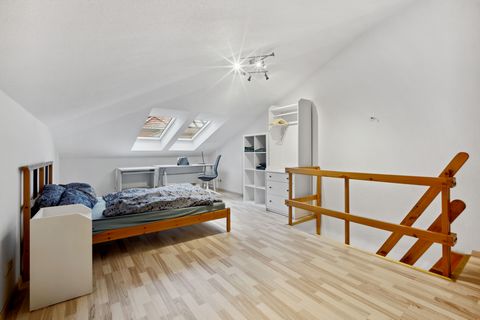 Mitten in Cotta, 2 Minuten zur nächsten Straßenbahnhaltestelle, inmitten einer ruhigen Wohnsiedlung liegt dieses intelligent geschnittene Maisonette Apartment. Die Wohnung verfügt über eine geräumige Küche, einen Essbereich und ein separates Wohnzimm...