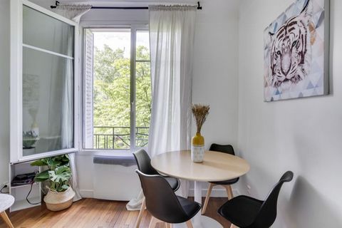 Take advantage of the exceptional comfort offered by this magnificent flat located in a residential area near Paris. It has a large living room, a bedroom with an office and a kitchen with all the necessary cooking equipment; all of this is perfectly...