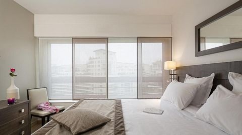 Located in Courbevoie, the flat is just a 15-minute walk from La Défense business district and 1 km from the Parc du Millénaire in Paris. The U Arena is 1.4 km from the property. It offers soundproofed accommodation with air conditioning and free Wi-...
