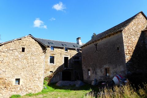 In the town of Montrozier, in a small hamlet, located 20 minutes from Rodez - discover this farmhouse comprising a dwelling house to be completely converted inside with a living area of 170m², plus a barn of 135m² plus a shed with a closed workshop o...