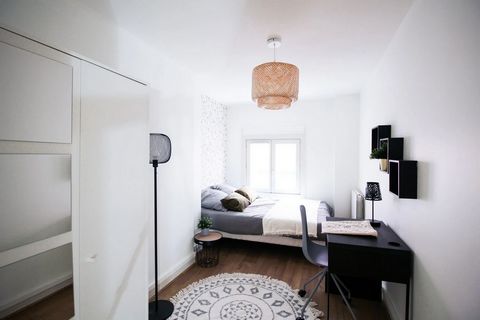 This 11m² room is fully furnished. It has a double bed (140x190) and a bedside table with lamp. There is also a work area with a desk, chair and lamp. The bedroom also has plenty of storage space: a wardrobe with hanging space and a shelf. This beaut...