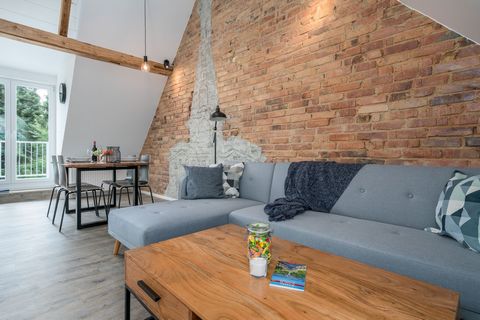 The 55m2 loft is equipped with two 1.40m beds - one of which is a cozy box-spring bed. You'll also find a 4K smart TV and fast WiFi. You can park for free and check in yourself at any time. This loft is characterized mainly by the very high ceilings ...