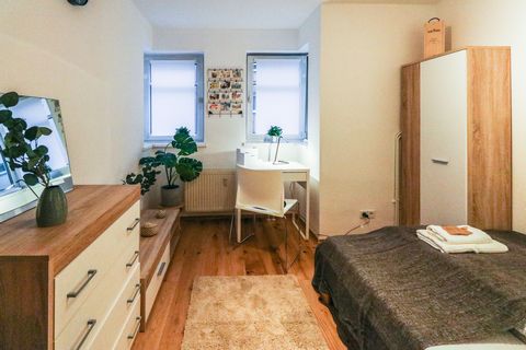 Das moderne Apartment bietet max. 2 Personen Platz. Es erwartet Sie ein gemütliches Doppelbett (1,40m). Im Apartment erwartet Sie, frische Bettwäsche und Handtücher, eine Küchenzeile und ein modernes Badezimmer. 24-Stunden Check-In ist möglich. Ab de...
