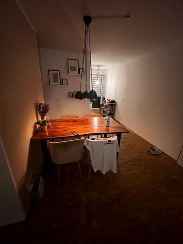 GENERAL: Nice 3 room apartment for intermediate rent 2-6 months. The apartment is centrally located in Offenbach, the S-Bahn station: Marktplatz is within 1 minute walking distance. City center Frankfurt can be reached in 8 minutes by S-Bahn; by car ...