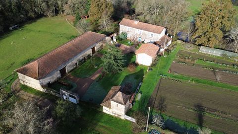 The absolute tranquility around this majestic COUNTRY HOUSE, discreet but with an incomparable look, in the middle of its 34ha (!!) of fields and forests, only the water of the nearby river can be heard, is a rarity absolute. For those looking for an...