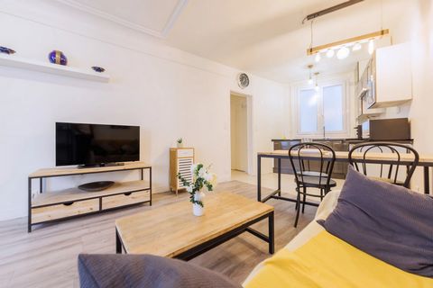 39m2 flat on the 1st floor (no lift) in the heart of the 10th arrondissement of Paris. In one of the liveliest areas of Paris, you'll find plenty of restaurants and bars within a stone's throw of the flat. It comprises: - A fully-equipped open-plan k...