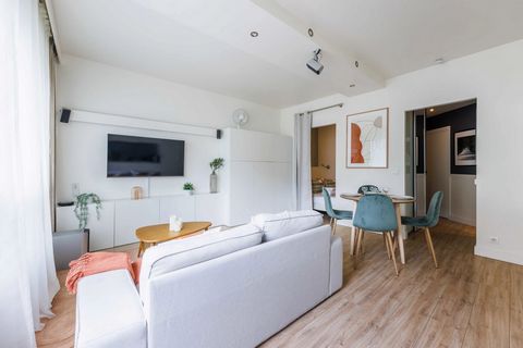This 35m² studio apartment is located on the 3rd floor with a lift. Ideally located close to Avenue Montaigne, the Champs-Élysées, Place de la Concorde, etc. You'll find it easy to get around the capital. This central location gives you easy access t...