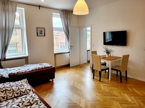 Die Wohnung ist ein perfekter Ort mit vielen Märkten und Restaurants in der Nähe. Das Stadtzentrum ist sehr gut mit den öffentlichen Verkehrsmitteln zu erreichen, welches nur etwa 15 Minuten entfernt ist. In der Wohnung gibt es 2 separate Schlafzimme...