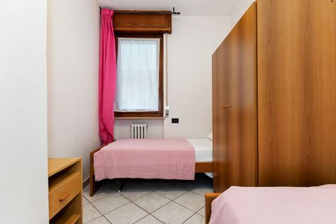 Esta agradable casa de vacaciones en Lazise, cerca del lago de Garda, tiene 2 dormitorios. Hay una hermosa terraza para relajarse después de venir de excursiones. Es perfecto para una familia o grupo de 4 personas. Lazise es el hogar de uno de los pe...