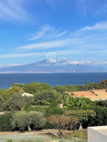 Located in Brucoli in a quiet and well-served residential area, the land presents itself as a real opportunity for those who want to build their own custom-made home, surrounded by a natural and relaxing environment. Its large surface area offers mul...