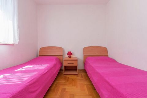 Ten klimatyzowany apartament mieści się w nowoczesnym budynku z sześcioma mieszkaniami w Premantura, blisko chronionego parku przyrody Kamenjak. W apartamencie są dwie sypialnie, jedna z podwójnym łóżkiem i jedna z dwoma pojedynczymi łóżkami. Pokój d...