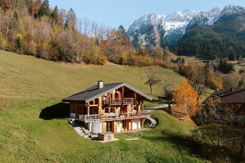 In the middle of preserved nature in the Manigod Valley, chalet from 2006 of 250 sqm. 5 bedrooms, 4 shower rooms, 1 bathroom. Large living room with suspended fireplace and single-storey sheltered S/W terrace access. Outdoor sauna and jacuzzi.