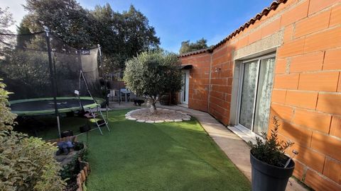 Picturesque village with mobile shopping trucks and 5 minutes from Laurens (all shops and restaurants), 25 minutes to Beziers and the motorways, and 30 minutes from the beach. Very pretty single storey villa with 135 m2 of living space, in a lovely c...
