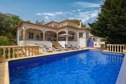 Villa grande y confortable en Jávea, Costa Blanca, España con piscina privada para 8 personas. La casa está situada en una zona costera, boscosa y residencial con colinas, cerca de supermercados y a 4 km de la playa de La Granadella, Jávea. La villa ...