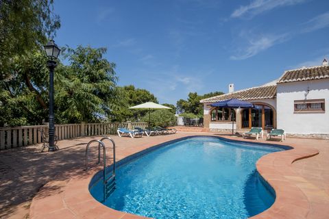 Grande villa classique à Javea, Costa Blanca, Espagne avec piscine privée pour 6 personnes. La maison de vacances est située dans une région balnéaire et résidentielle. La maison de vacances a 2 chambres à coucher, 2 salles de bain et 1 toilette pour...