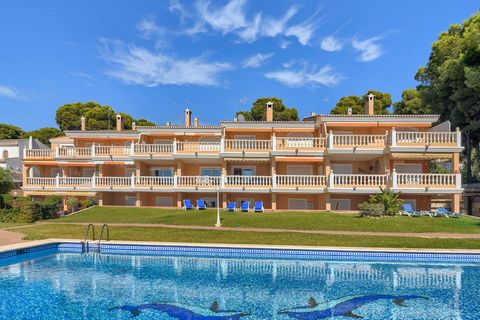 Apartamento clásico y alegre en Moraira, en la Costa Blanca, España con piscina comunitaria para 6 personas. El apartamento está situado en una zona residencial de playa, cerca de restaurantes, bares y tiendas, a 50 m de la playa de Playa Platgetes y...