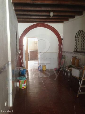 Commercial store with a Total Area 70.00m2 - Useful 46.45m2 Quiet street in the historic center; R /C composed of 2 rooms (living room and kitchen); W/C with separation by gender. Historic urban core; Varied offer of catering, commerce and services. ...