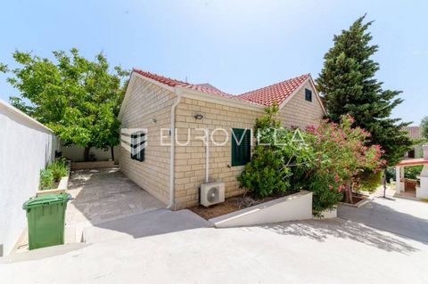 Beautiful, stone family house of 200 m2 is located on a plot of 505 m2 in Bol on the largest island in Dalmatia, Brac. Beautifully landscaped garden and garden with a fully equipped summer kitchen. The house is built on 2 floors. It consists of: entr...