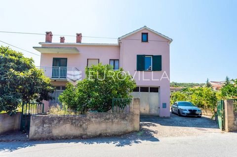 Exclusive sale Korčula, Vela Luka, beautiful detached house BKP 142 m2 with a garden of 431 m2, located in the area of Kale, in a beautiful position only 300 m from the sea and the center of Vela Luka. It is in good condition, and minimal investment ...