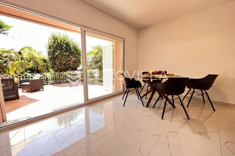 In a quiet dead-end street full of greenery, this beautiful, sunny and split-level half of the house, which consists of only two apartments, is located 250 m from the sea. The ground floor has a total area of 140 m2, of which 90 m2 is living space an...