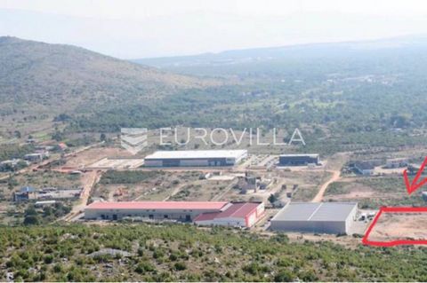 Dicmo, building land 8190 m2 in the business zone Sičane in a great location. The plot is rectangular and leveled and ready for construction. The Sičane business zone is located near the city of Split, only 28 km away. There is a possibility to buy a...